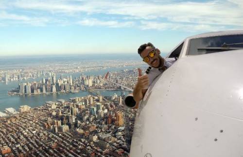 Il pilota che fa i selfie mentre è in volo: gli scatti che fanno sognare il web
