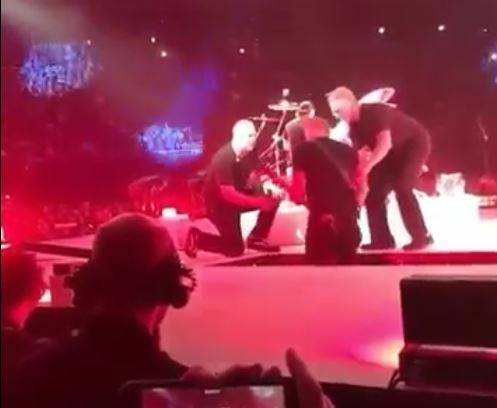 Metallica, il frontman cade in una botola e poi ride con il pubblico