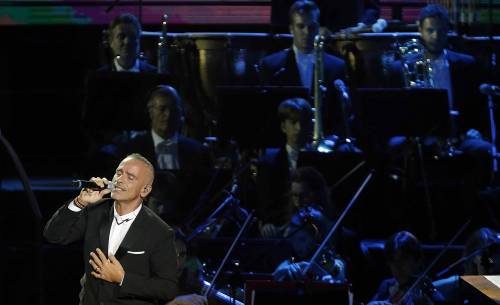 La gaffe di Ramazzotti ​al concerto per Pavarotti