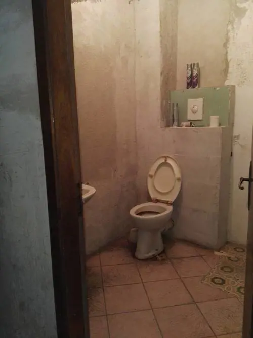 Sporcizia e rifiuti: la palazzina del degrado a Paola