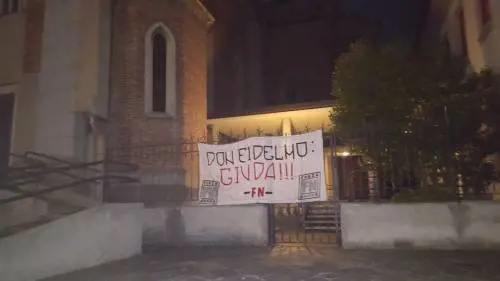 Striscione di Forza Nuova: "Quel prete si prodiga per l'islam: è un traditore"