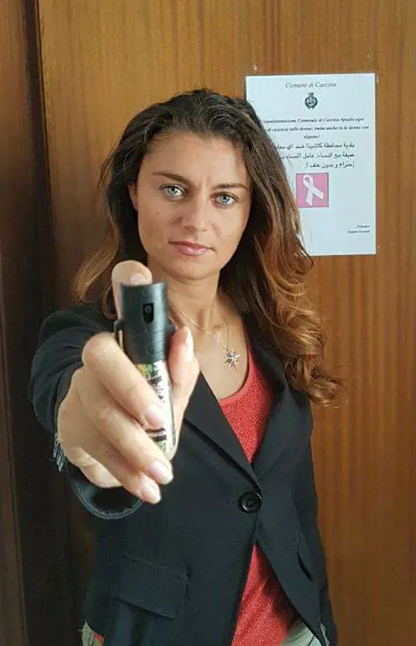 "Spray urticanti gratis per tutte". Così la sindaca leghista protegge le sue cittadine