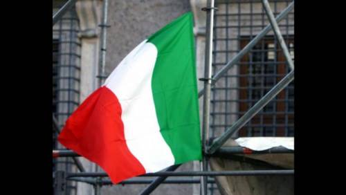 Vittorio Veneto, sfregio al Tricolore: strappato e buttato in un dirupo