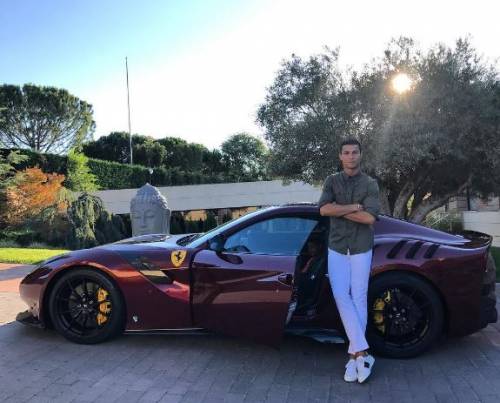 Cristiano Ronaldo presenta ai follower la sua nuova Ferrari