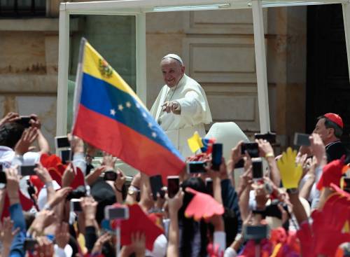 Colombia, papa Francesco: "Non siete soli sulla via della pace"