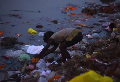 New Delhi, se la guerra santa adesso si combatte al gabinetto