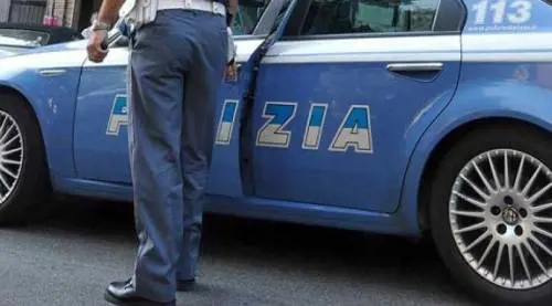 La polizia gli perquisisce casa. E lui prova a farla esplodere