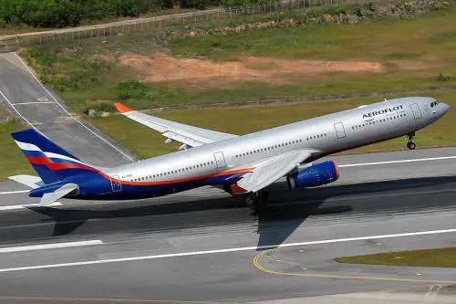 Agenti di dogana perquisiscono aereo russo a Londra