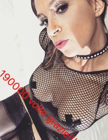 Malena sexy ringrazia i fan 