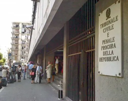 "Taci o ti violentiamo". Nei guai il capo dello sportello antiracket