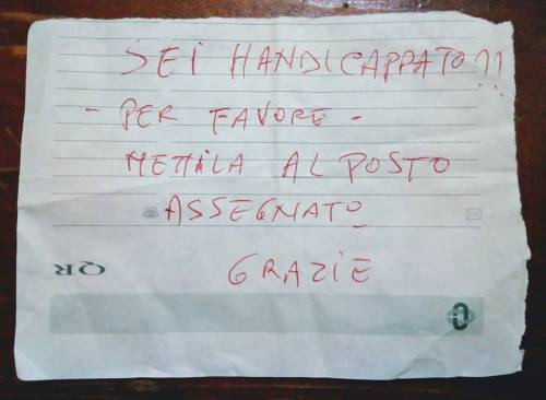 Siena, cartello choc sull'auto: "Disabile? Parcheggia altrove"