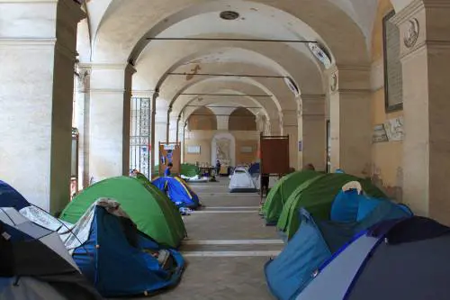 Bandiera rossa nella basilica occupata da no global e abusivi