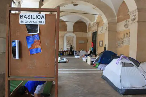 Dentro la basilica "occupata" dai movimenti per la casa