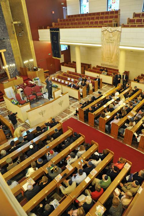 Minniti in sinagoga: "Combattere insieme chi uccide per Dio"