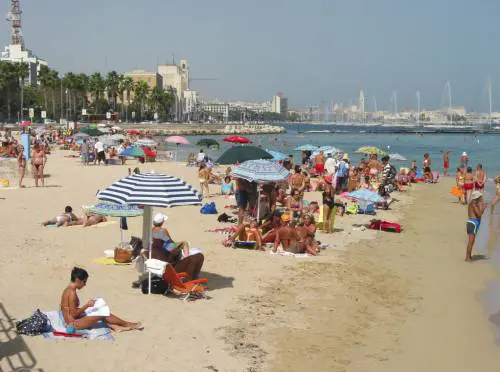 A Bari un immigrato si fa il bagno nudo "per purificarsi"