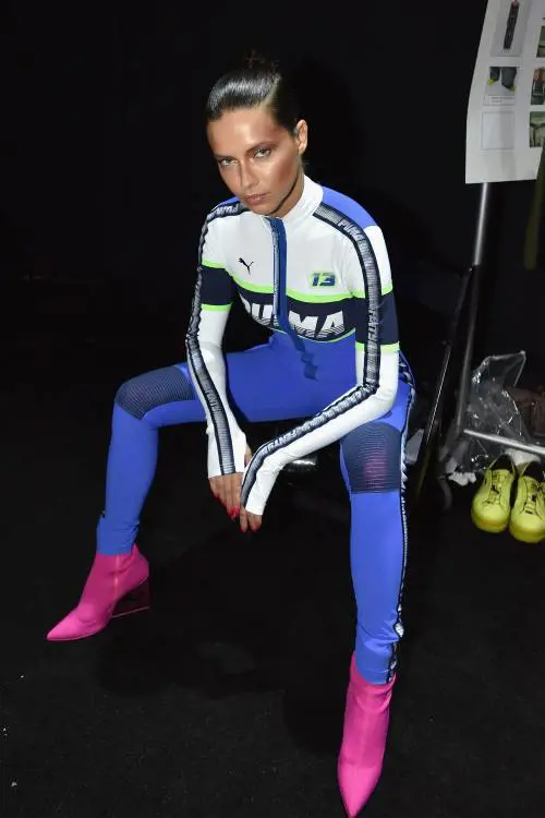 Il look di Adriana Lima in tuta alla New York Fashion Week