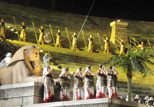 L'Aida in Oman: abiti di scena senza scollature