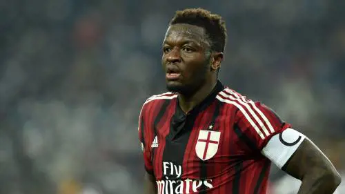 Muntari non paga le rate della macchina: suv sequestrato al confine