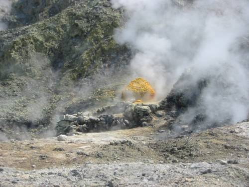 Pozzuoli, famiglia di turisti precipita nel cratere della Solfatara: tre morti