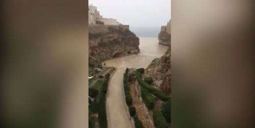 Polignano a Mare, un fiume di fango invade la spiaggia più famosa