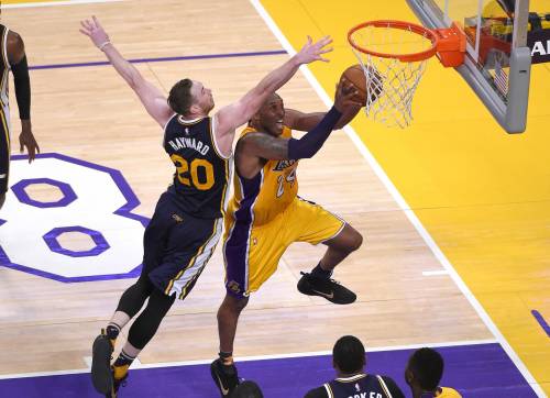 I Los Angeles Lakers hanno ritirato le maglie di Kobe Bryant