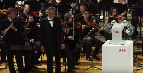 A Pisa Andrea Bocelli ha cantato diretto da un robot