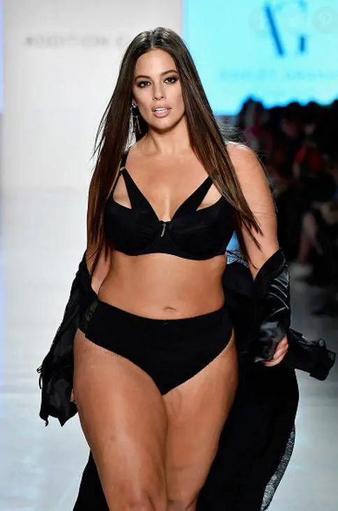 Ashley Graham, curve sexy in bikini