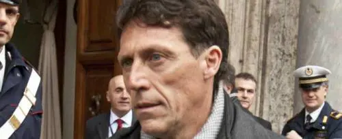 Gli danno 3 giorni per decidere se restare senatore o fare il sindaco. M5S: "Gli regalano la pensione"