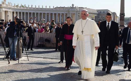 Papa Francesco: "Il vescovo non sia padre padrone che decide tutto da solo"