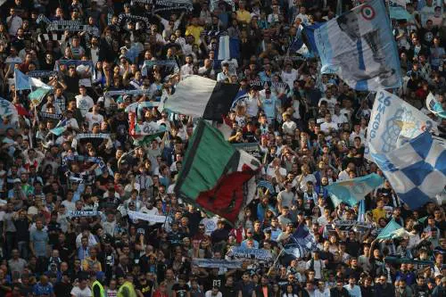 Ray-Ban, Clarks e cashmere: curva della Lazio impone il dress code
