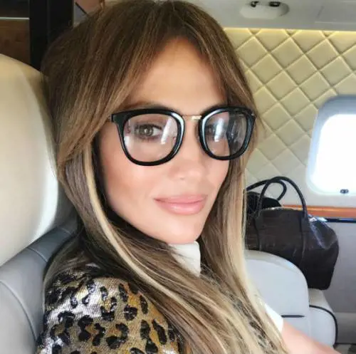 J Lo, sexy anche con gli occhiali
