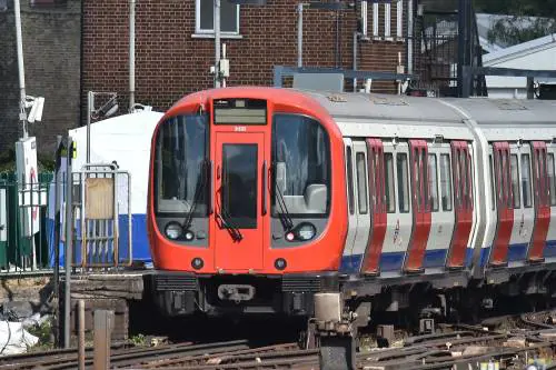 Reparti speciali inglesi mimetizzati sui trasporti pubblici
