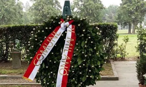 Corona "per tutti i caduti"  ma niente fiori al Campo X