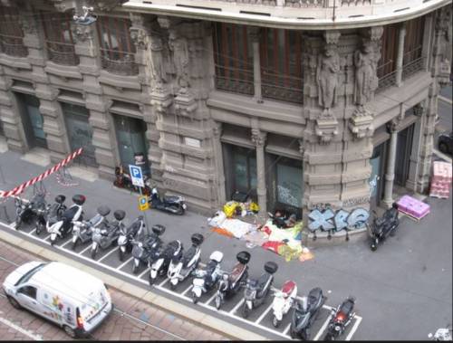 Materassi e bagagli in strada anche a due passi dal Duomo