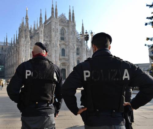 Aggredisce due vigili in Duomo: già libero il senegalese
