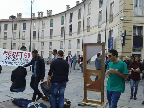 Renzi e Poletti "ghigliottinati" a Venaria (Torino)