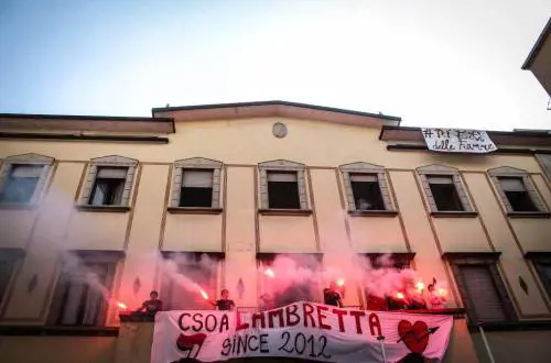 I rossi fanno affari in nero:  ​apre il bar dei centri sociali