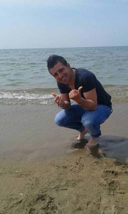 Il papà picchia la madre, lui lo uccide