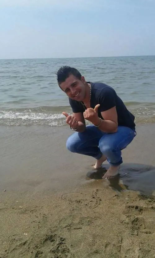 Il papà picchia la madre, lui lo uccide