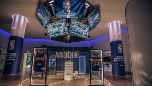 La mostra del grande basket Nba per un "Overtime" tra video e tiri da tre