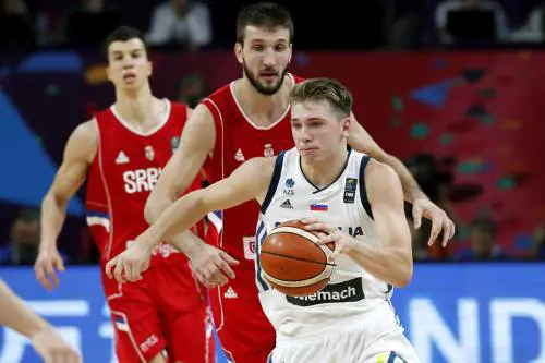 Incredibile Slovenia sul tetto d'Europa. Perde la stella Doncic ma piega la Serbia