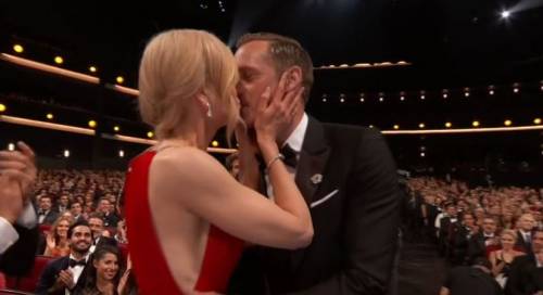 Il bacio di Nicole Kidman al collega Skarsgard sotto gli occhi del marito 