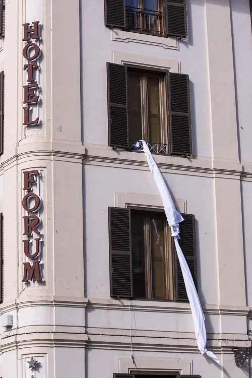 Grillo braccato in albergo: cala le lenzuola dalla finestra