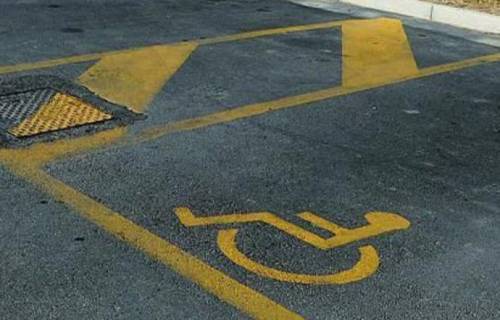 Vigile multa disabile che parcheggia contromano