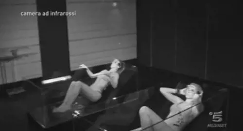 Gf Vip, la doccia in diretta di Cecilia Rodriguez è a luci rosse
