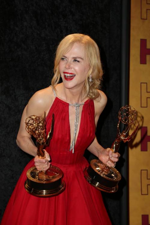 Nicole Kidman sexy in rosso agli Emmy Awards 2017