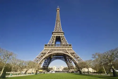 Auto in via d'estinzione a Parigi: dal 2030 solo vetture elettriche