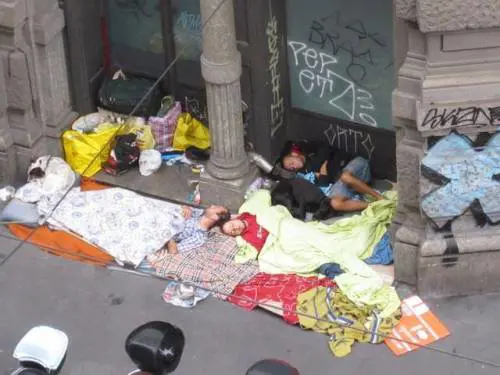 Milano, degrado in Corso Italia. E il centro sembra una favela