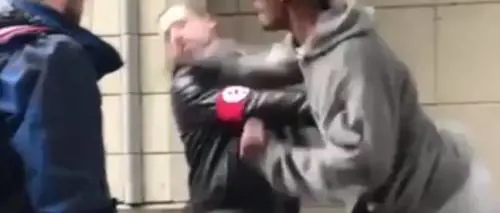 Caccia al neonazista su Twitter. Lo trovano: steso con un pugno in volto