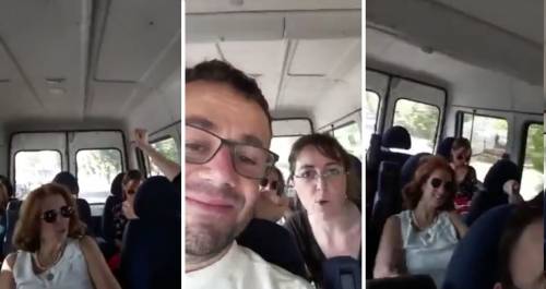 M5S e Pd visitano il campo rom. In bus cantano "Io vagabondo"